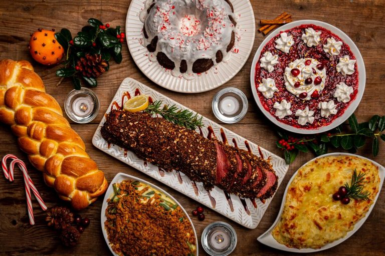 una tavola imbandita con pietanze assortite e decorazioni natalizie